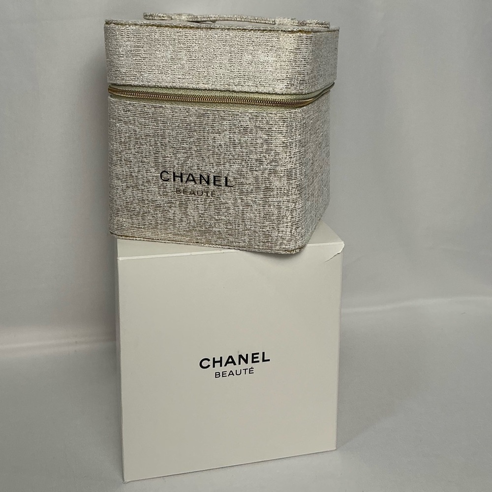 Chanel Beauté Textured Silvery Beige Vanity Make Up Case New